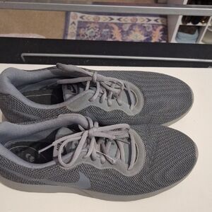 Nike Men’s Grey Knit Lightweight Sneakers